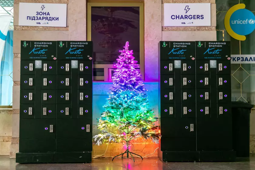 Укрзалізниця устанавливает на вокзалах бесплатные зарядные станции, которые способны заряжать до 33 смартфонов одновременно