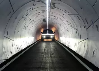 Ілон Маск заривається в землю: The ...