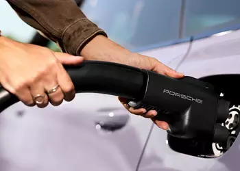 Американские версии электромобилей Audi и Porsche получили доступ к сети Tesla Supercharger