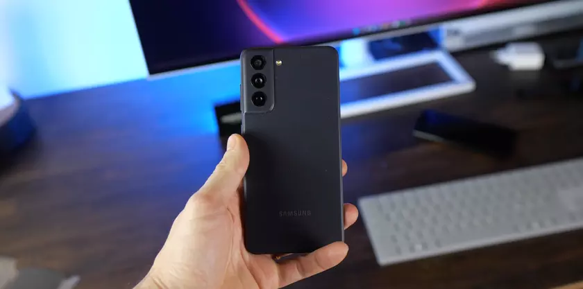 Samsung Galaxy S21 FE ещё не вышел, а в сети уже появилась распаковка новинки