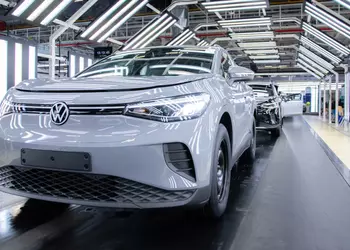 VW Group увеличила поставки электромобилей на треть в третьем квартале, но Китай "буксует"