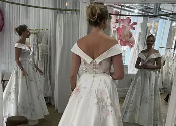 Раз на миллион – ошибка в вычислительной фотографии позволила iPhone запечатлеть три версии одной девушки на одном снимке