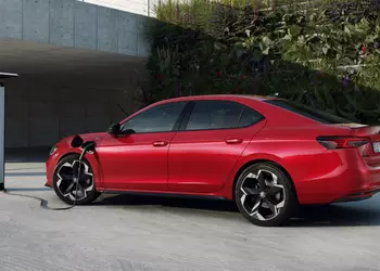 Skoda представила плагин-гибрид Superb Hatch iV: запас хода на электротяге 120 км