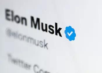 Twitter раздает «синие галочки» всем желающим за $8: соцсеть «захватили» фейковые знаменитости, «взломали» даже Маска