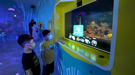 L'acquario intelligente con AI e display microLED segue gli sguardi e informa i visitatori sui pesci che stanno osservando