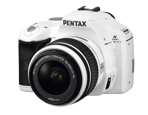 Pentax представил белую версию зеркальной камеры K-m (K2000)