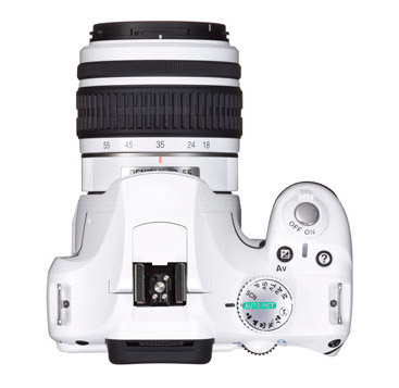 Pentax представил белую версию зеркальной камеры K-m (K2000)-2