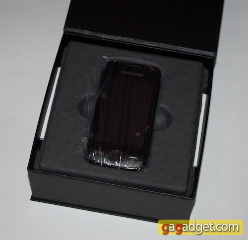 Распаковка мобильного телефона Samsung S8000 Jet-3
