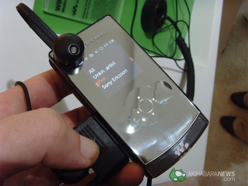 Sony Ericsson W980 выглядит чертовски привлекательно