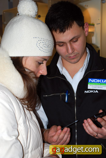 В Киеве продан первый официальный телефон Nokia 5800 (фоторепортаж)-9