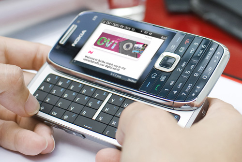 Nokia E55 и Nokia E75: два специалиста по сообщениям с QWERTY-клавиатурой (видео)-7
