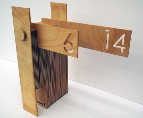 Дизайнерский календарь из дерева