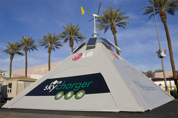 LG SkyCharger: экологически чистая зарядная станция для мобильных телефонов (видео)