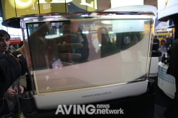 Сказочные AMOLED-дисплеи Samsung на CeBIT 2010: "цифровое окно" и ePassport-2