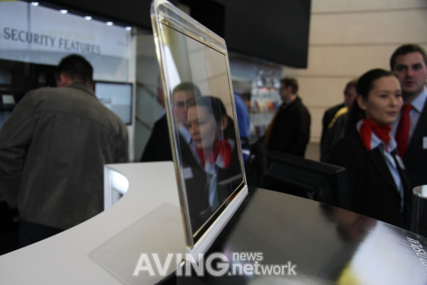 Сказочные AMOLED-дисплеи Samsung на CeBIT 2010: "цифровое окно" и ePassport-3