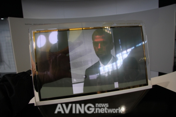 Сказочные AMOLED-дисплеи Samsung на CeBIT 2010: "цифровое окно" и ePassport-4