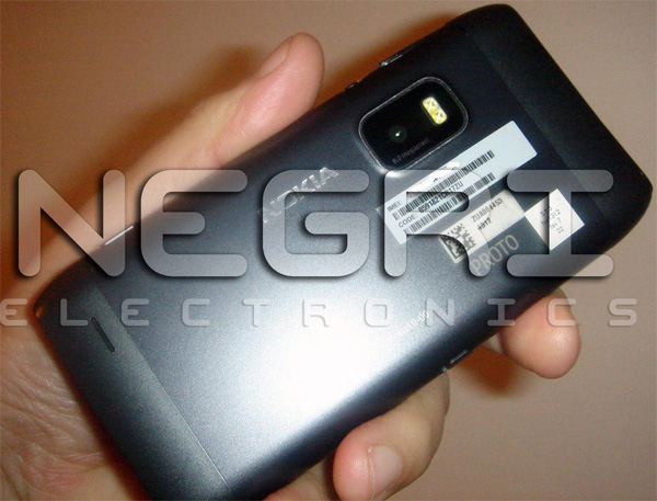 Шпионские снимки Nokia N9: выглядит как N8 с клавиатурой (слухи)-2