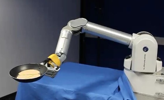 Роборука, умеющая подбрасывать блинчики на сковородке (видео)