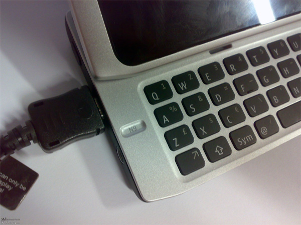 Фотографии Nokia N9: N8 с клавиатурой в стиле Apple-4