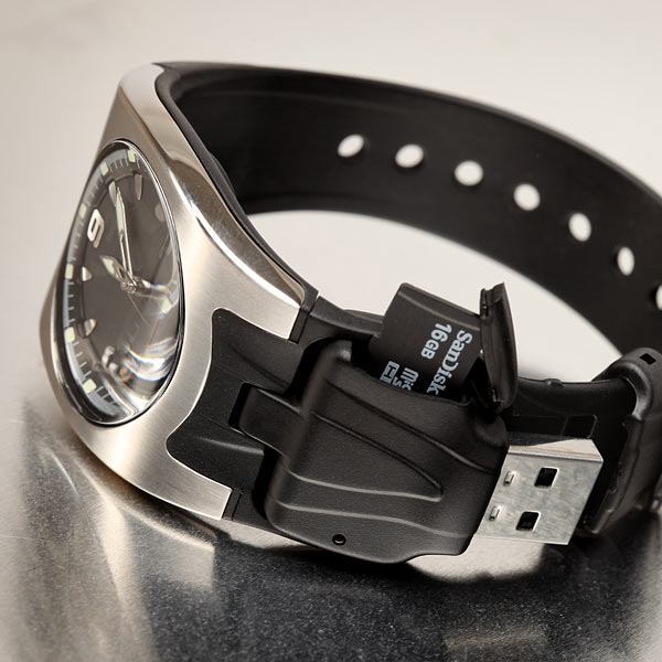 Подарок для админа: наручные часы с встроенным кардридером microSD