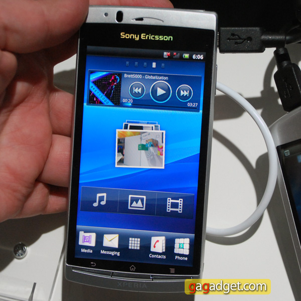 MWC 2011: смартфоны Sony Ericsson XPERIA Neo и Pro своими глазами (видео)-15