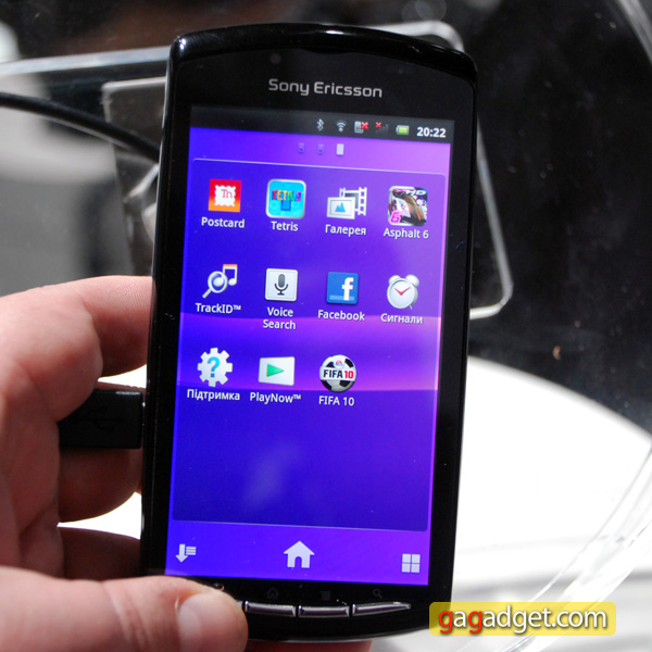 MWC 2011: игровой смартфон Sony Ericsson XPERIA Play своими глазами (видео)-9