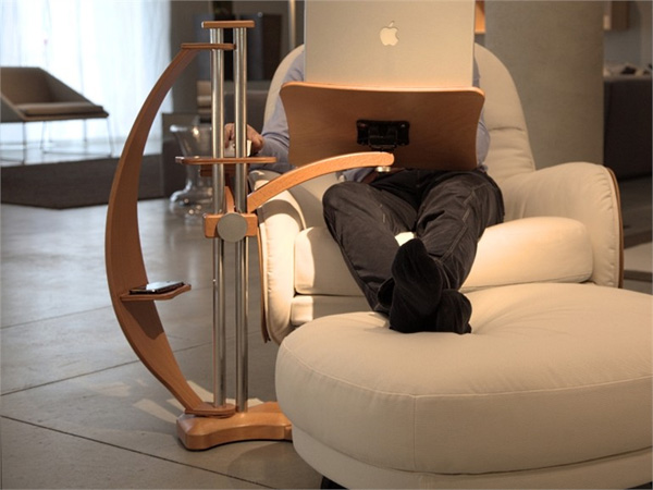 Lounge wood: комфортное рабочее место для ноутбука