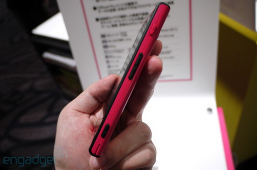 Fujitsu Toshiba IS12T - первый в мире водонепроницаемый смартфон на Windows Phone Mango (обновлено)-8