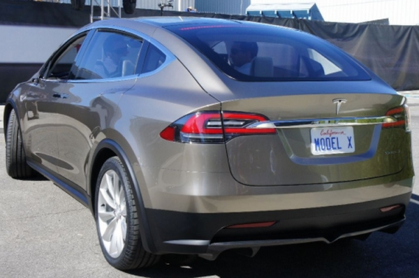 Tesla Model X: электрокроссовер с дверьми "крылья чайки" и 17" дисплеем на центральной консоли-5