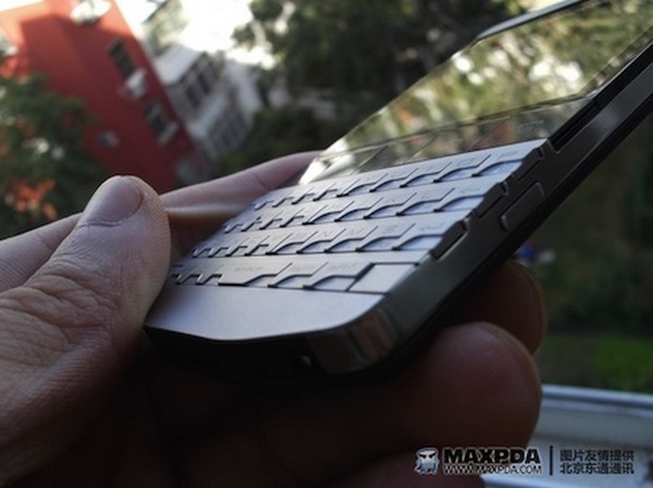 Шпионские фото смартфона BlackBerry 9980-3