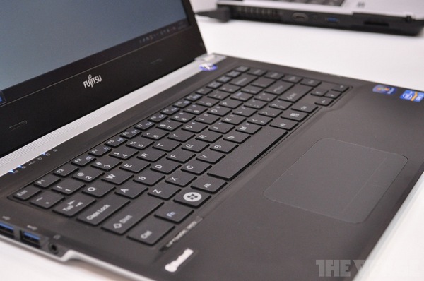 Fujitsu Lifebook UH572: ультрабук с 3G-модулем-3