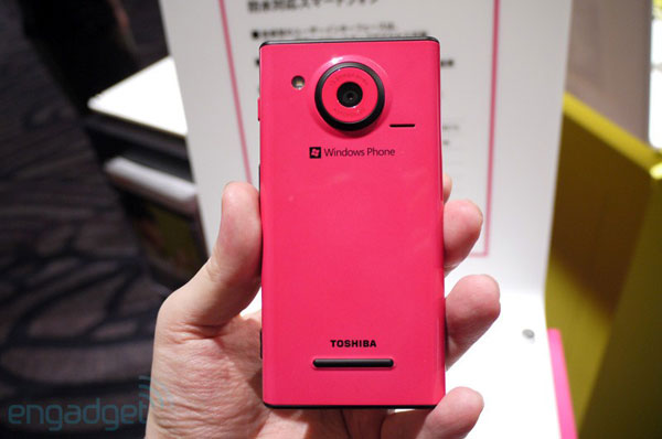 Fujitsu Toshiba IS12T - первый в мире водонепроницаемый смартфон на Windows Phone Mango (обновлено)-6