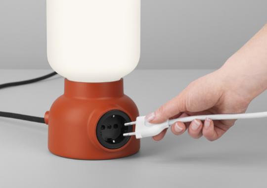 Plug Lamp: настольная лампа со встроенной розеткой