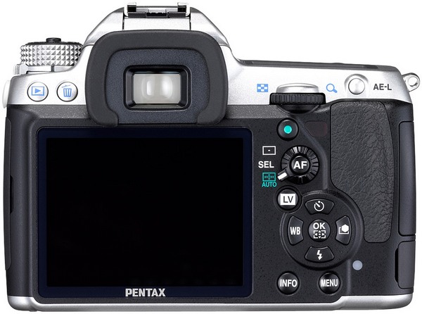 Серебристая зеркалка Pentax K-5 с самым тонким в мире унифокальным объективом-2