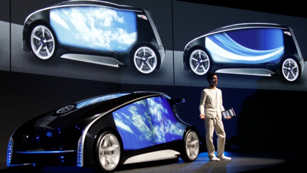Концепт электромобиля Toyota Fun-Vii с кузовными панелями-экранами
