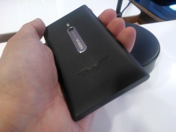 Для фанатов Бэтмена: 40 экземпляров смартфона Nokia Lumia 800 Dark Knight Rises Edition