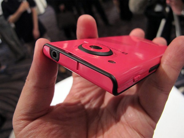 Fujitsu Toshiba IS12T - первый в мире водонепроницаемый смартфон на Windows Phone Mango (обновлено)-9