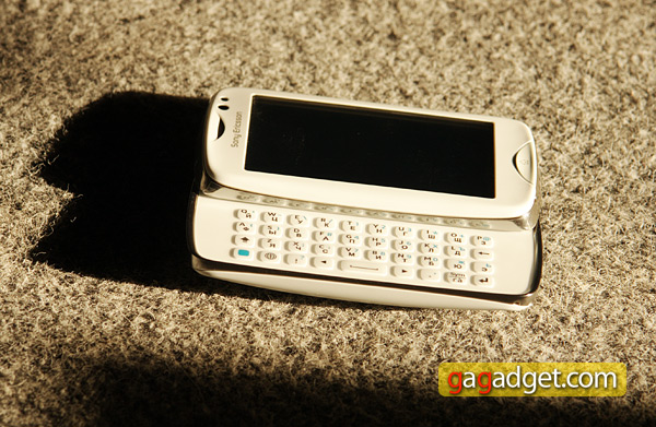 Беглый обзор Sony Ericsson TXT Pro: запоздавший SMS-фон 