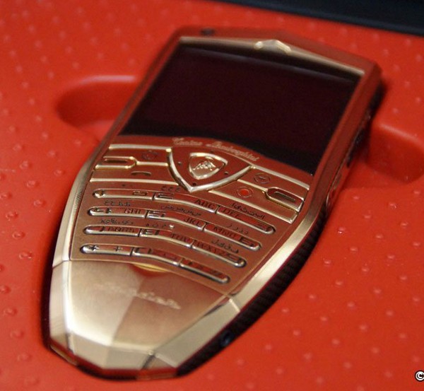 Lamborghini выпустил 3 телефона и планшет-3