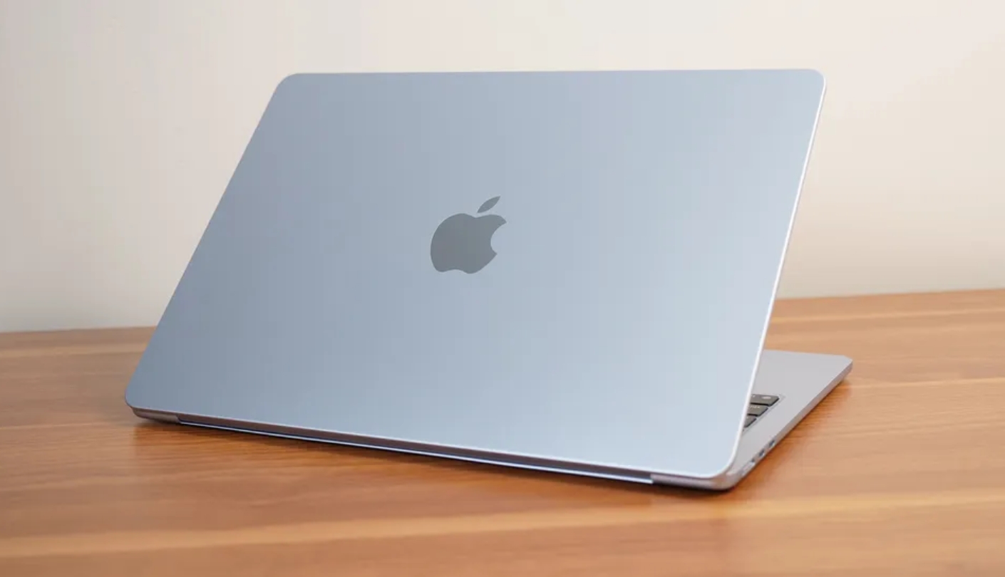 Apple MacBook Air 13 M4 ultrabook for travel