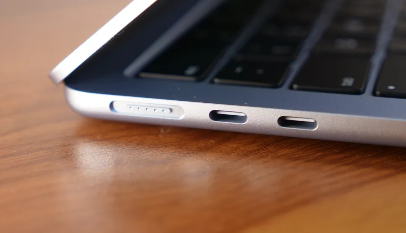 Apple MacBook Air 13 M4 travel laptop 2026