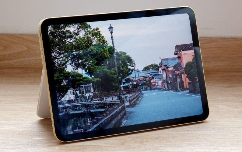 Apple iPad (10th Generation) tablet for reading pdf