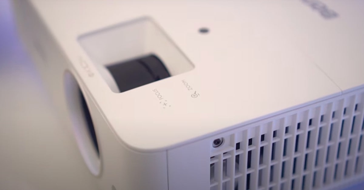 Benq TH685i wall projector in living room