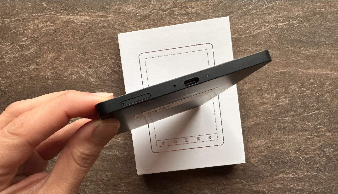 Bigme B6 Color e-reader amber light