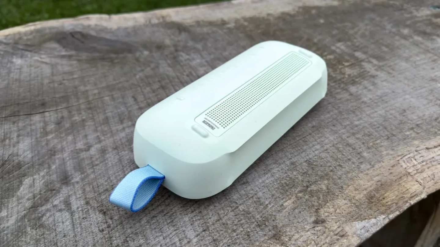 Bose SoundLink Flex (2nd Gen) loud bluetooth speaker outdoor use