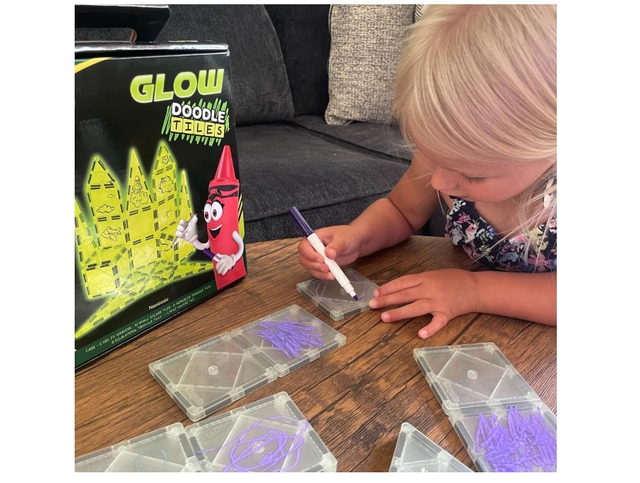 CreateOn Crayola Glow Doodle magnetic construction toys