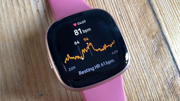 Versa 4 contre Active 2