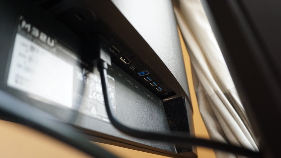 GIGABYTE M32U esports monitor setup