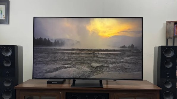 Hisense U75QG Mini-LED TV for dark rooms