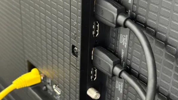 Hisense U75QG Mini-LED TV dark viewing